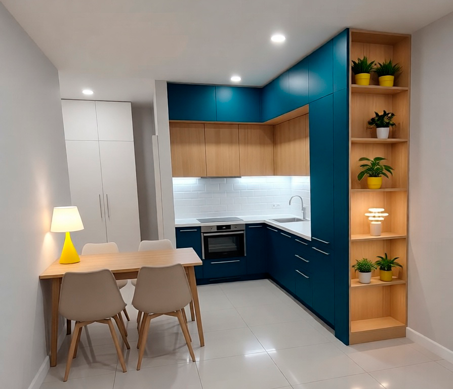 Кухня с открытыми боковыми полками